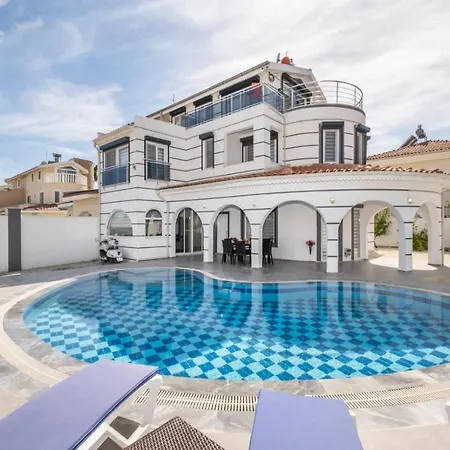 Superb With Private Pool In Antalya 4*
