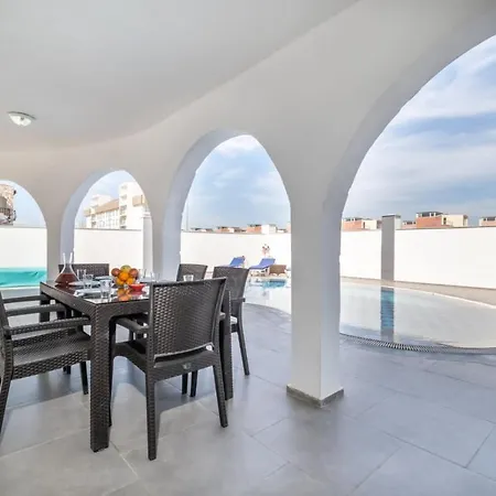Hotel Superb With Private Pool In Antalya 4*